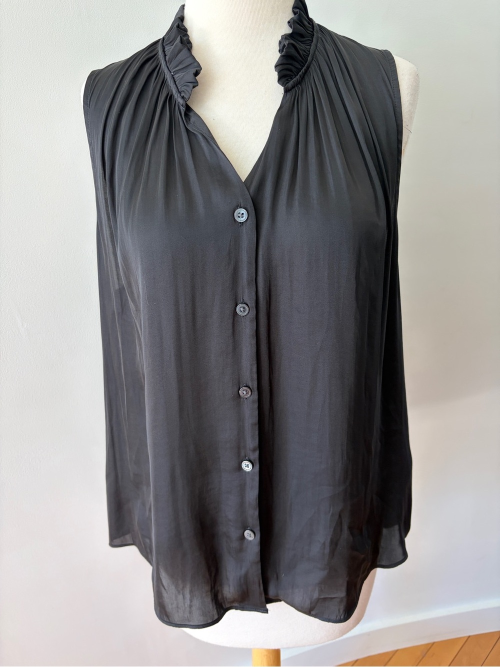 Banana Republic NWT Sleeveless Ruffle Collar Button-Front Blouse - Black